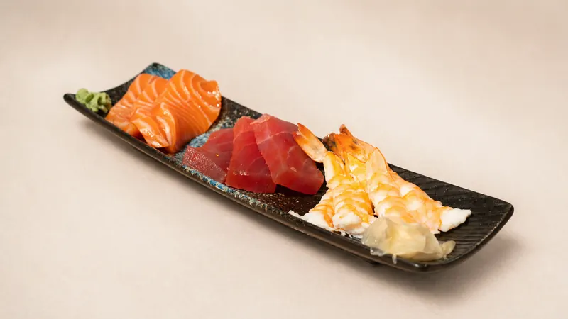 Mix Sashimi (9pcs) — Tuna, salmon, prawns, ginger, wasabi